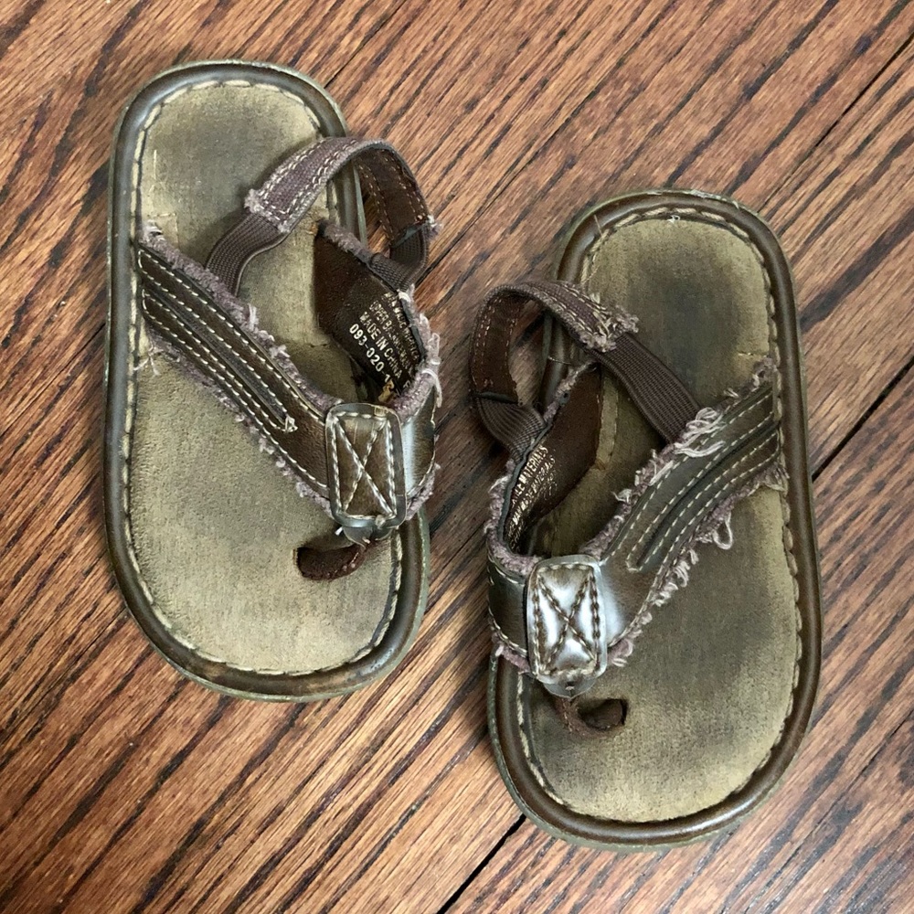 Brown Cherokee Flip Flops. Size 7.